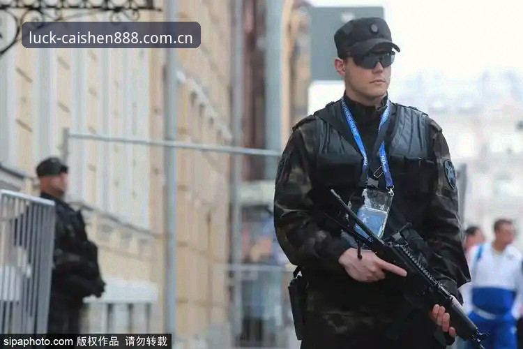 世界杯安保策略深度分析：英国警员赴美人数骤减背后的博弈逻辑